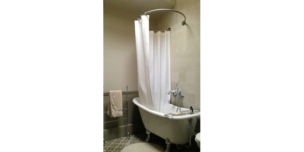 La barre de rideau de douche circulaire GalboBain et la baignoire